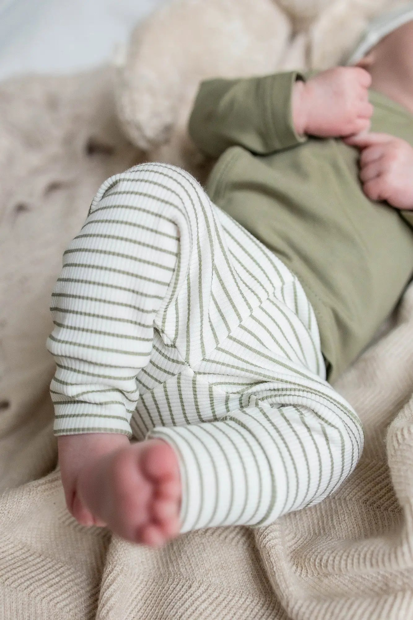 AnouKidz Newborn Broekje Rib Stripe Olive