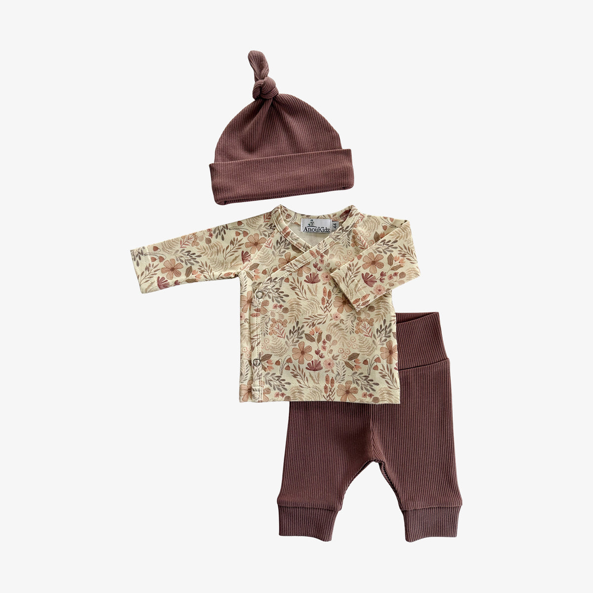 Handgemaakt prematuur setje Forest Plant in maat 44 met mutsje, broekje en overslagshirtje.