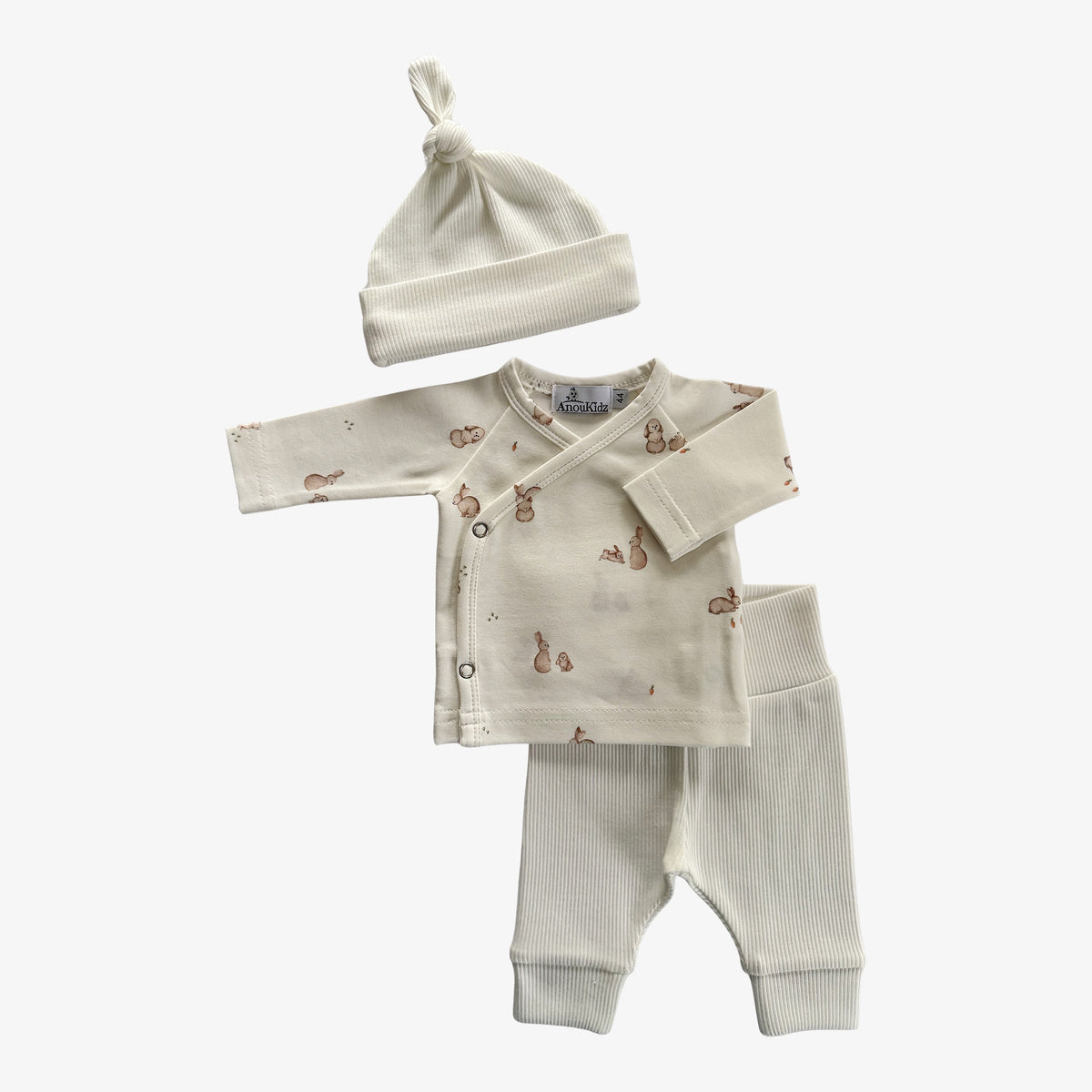 Handgemaakt prematuur setje Little Rabbit in maat 44 met overslagshirt, broekje en mutsje.