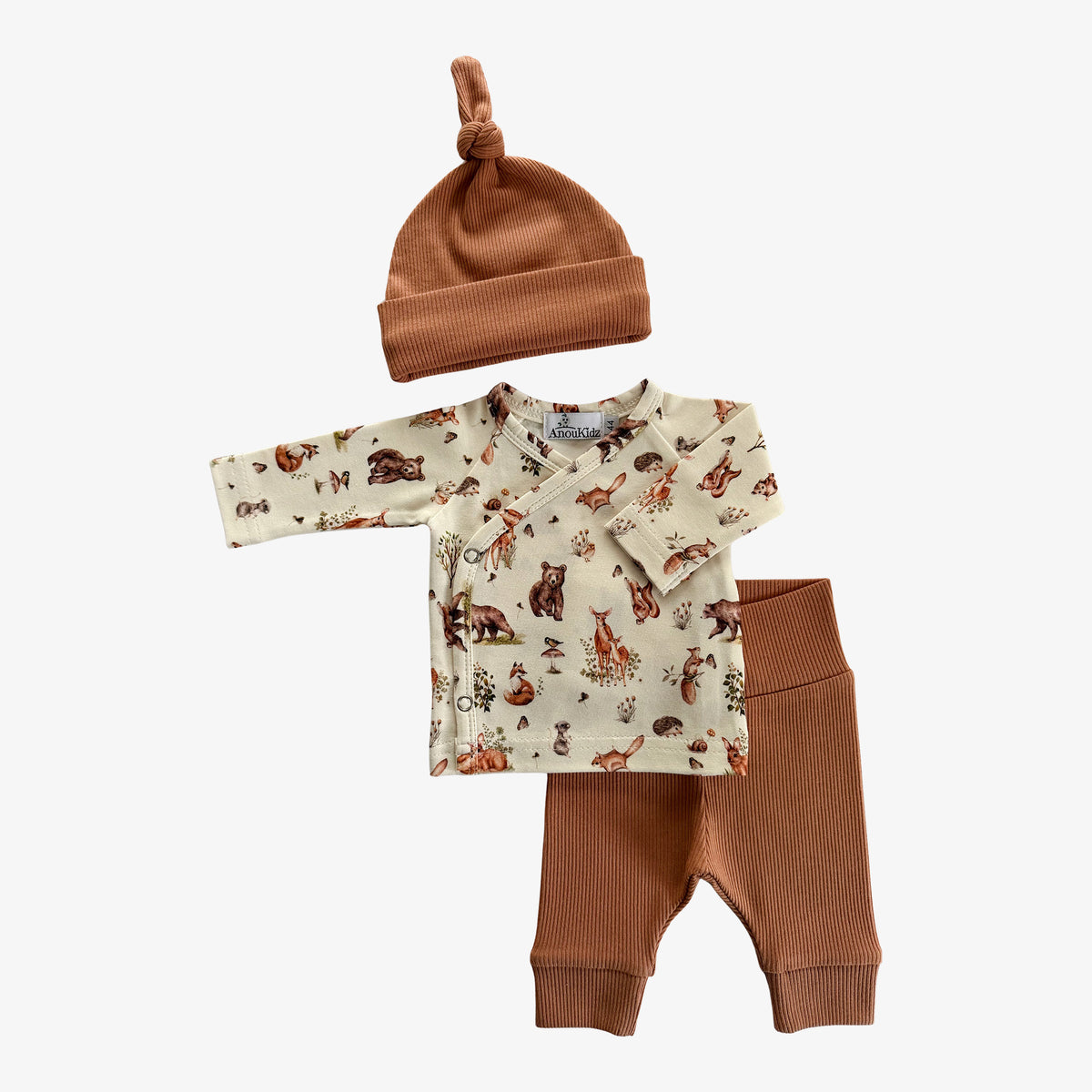 Handgemaakt prematuur setje Nature Animals in maat 44 met overslagshirt, broekje en mutsje.