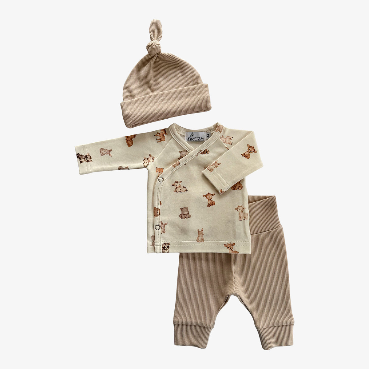 Handgemaakt prematuur setje Newborn Animals met overslagshirt, broekje en mutsje in maat 44.