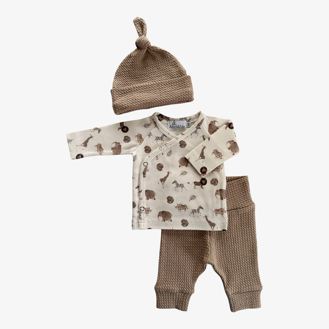 Handgemaakt prematuur setje Safari maat 44 met overslagshirtje, broekje en mutsje voor de allerkleinsten.